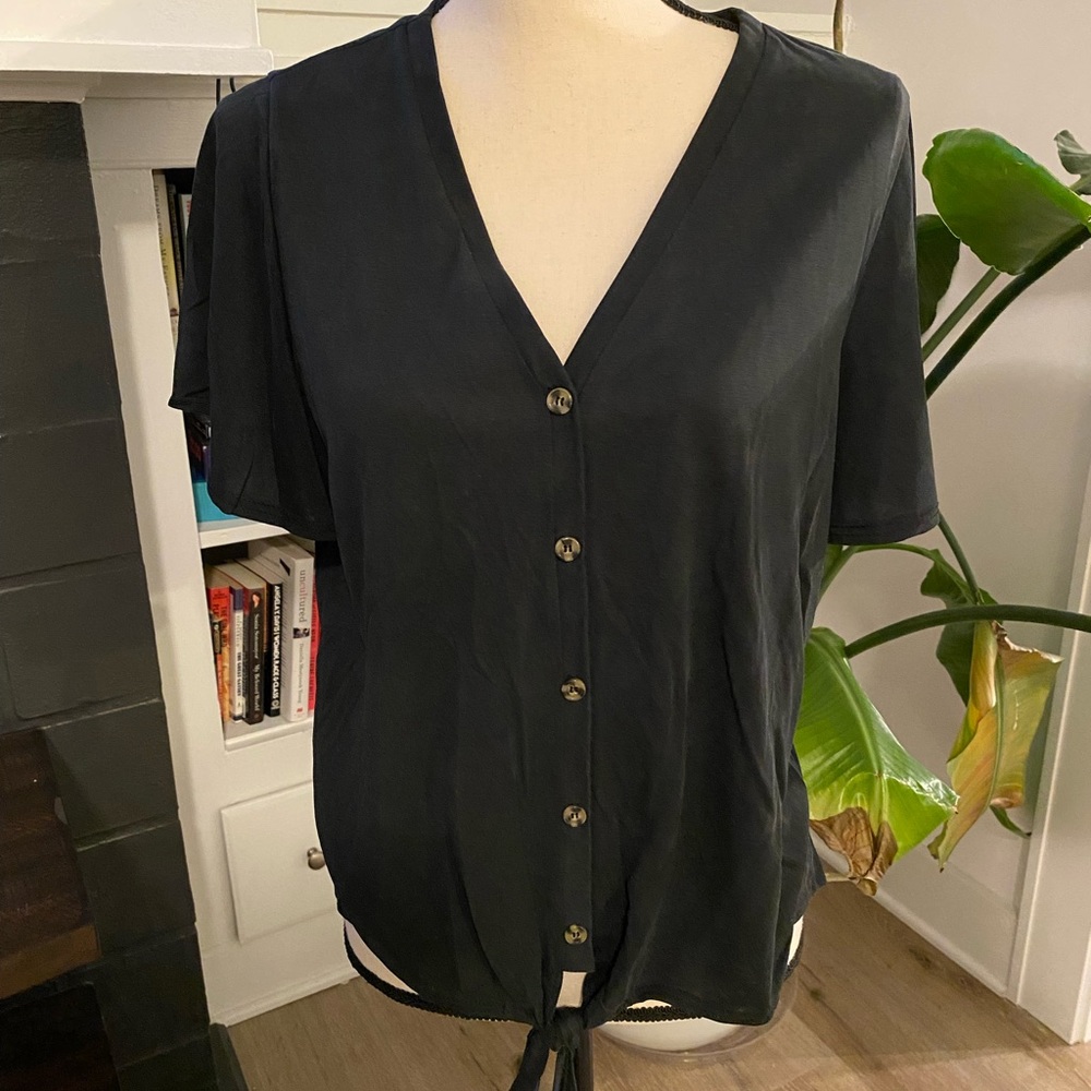 GREEN ENVELOPE BLACK FRONT TIE BLOUSE